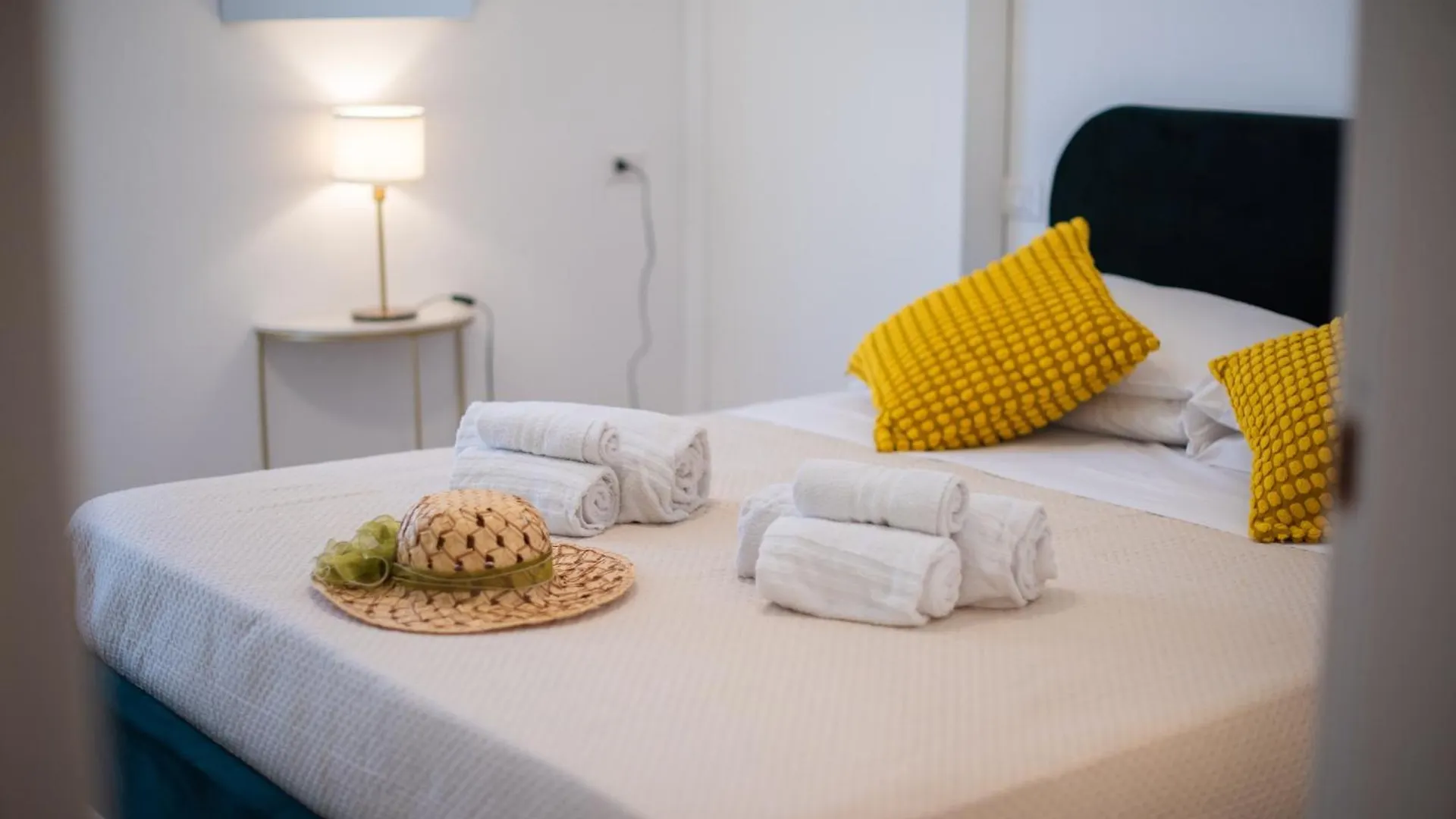 Villa Clara Suites تاورمينا