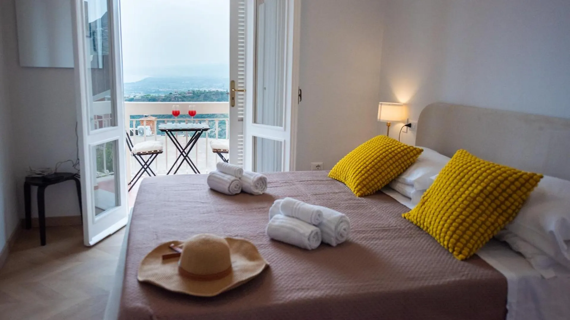 Villa Clara Suites تاورمينا شقة